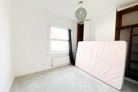 2 bedroom terraced house to rent, Newlands Road, London