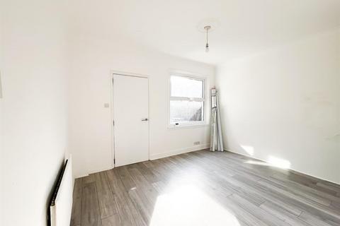 2 bedroom terraced house to rent, Newlands Road, London