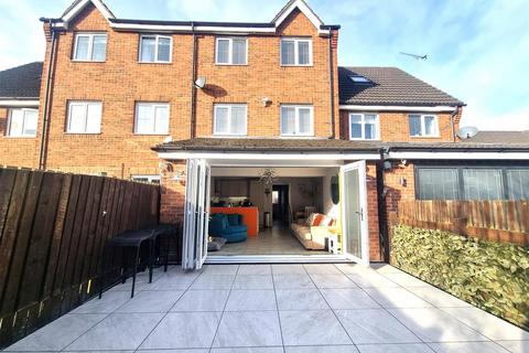 4 bedroom terraced house for sale, Newlands, Farsley