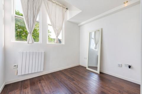 3 bedroom flat for sale, Hemstal Road, West Hampstead, London