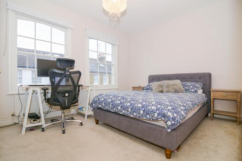 2 bedroom terraced house to rent, Kings Road, East Sheen, London, UK