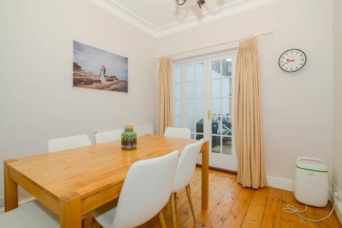 2 bedroom terraced house to rent, Kings Road, East Sheen, London, UK