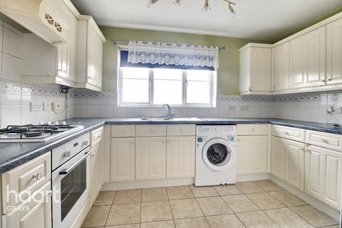 2 bedroom apartment to rent, Lennox Close, GRAYS