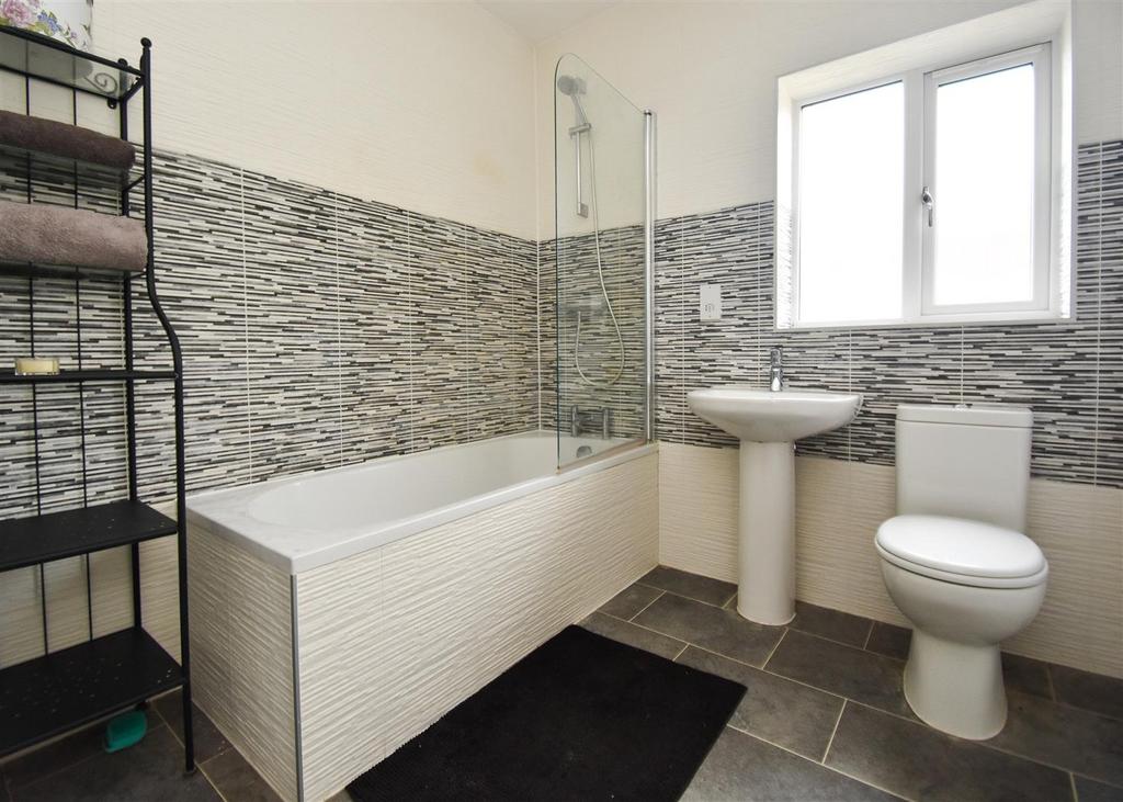 4 Lower Lanes Meadow - Bathroom.jpg