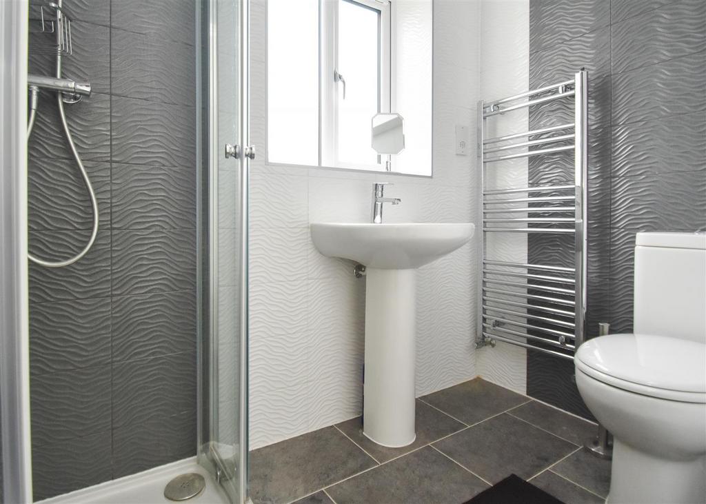 4 Lower Lanes Meadow - Ensuite Shower Room.jpg