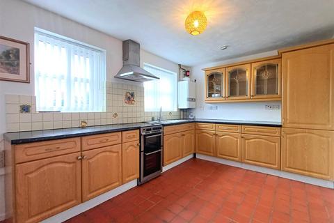 3 bedroom semi-detached house to rent, St Johns Croft, Wadworth