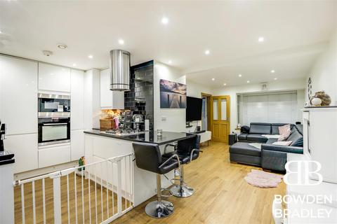 3 bedroom end of terrace house for sale, Lakeland Close, Chigwell