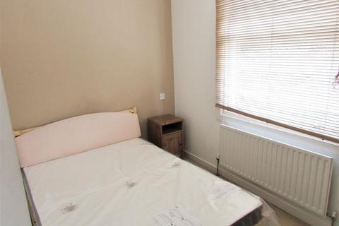 2 bedroom flat to rent, The Green, Ealing Broadway