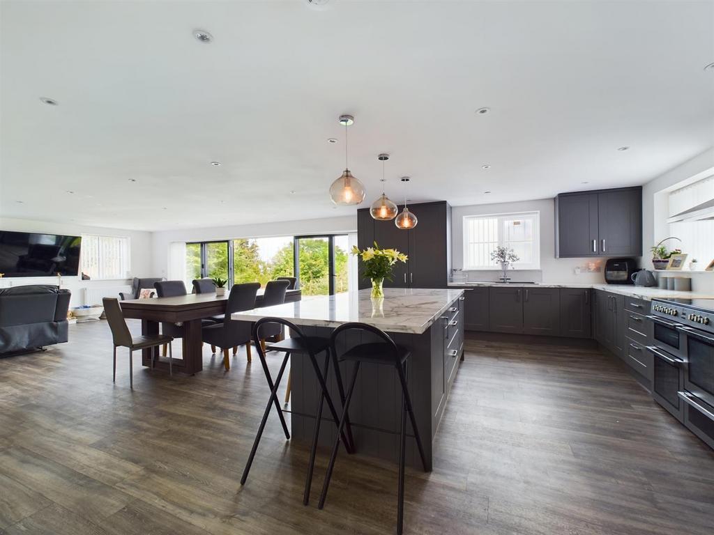 Open plan kitchen/ dining/living room