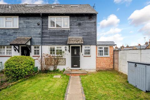 4 Middle Close, Epsom, KT17 1DU