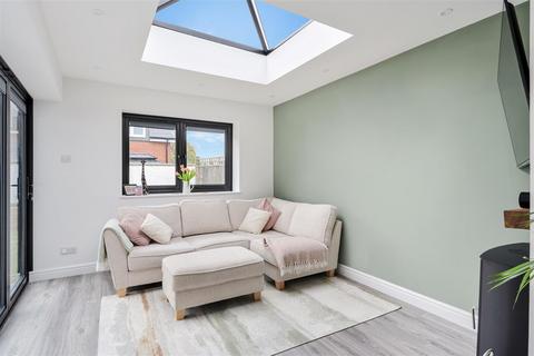 4 Middle Close, Epsom, KT17 1DU