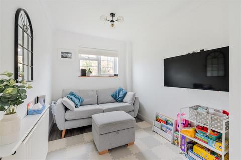 4 Middle Close, Epsom, KT17 1DU