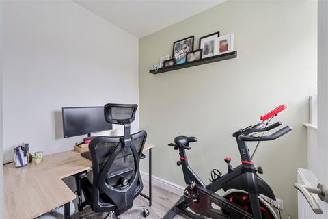 4 Middle Close, Epsom, KT17 1DU