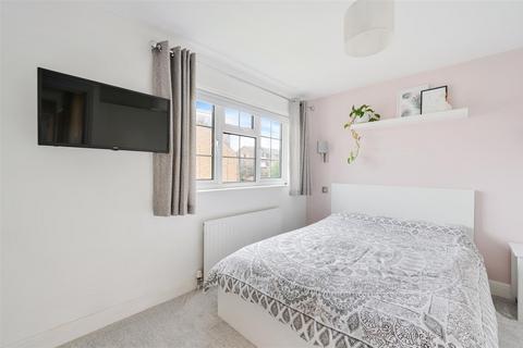 4 Middle Close, Epsom, KT17 1DU