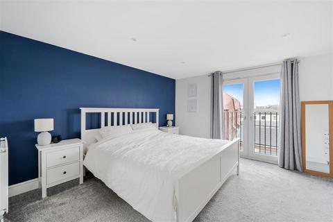 4 Middle Close, Epsom, KT17 1DU
