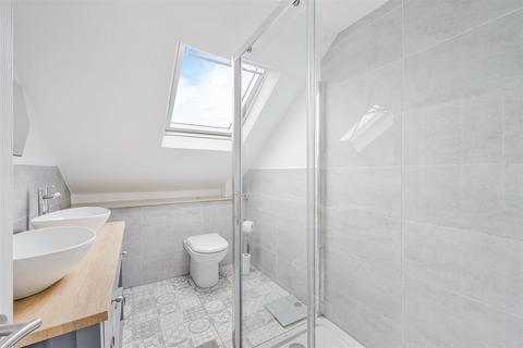 4 Middle Close, Epsom, KT17 1DU