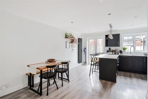 4 Middle Close, Epsom, KT17 1DU