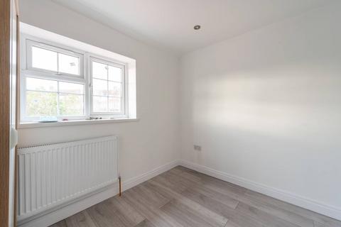 2 bedroom semi-detached house to rent, Salcot Crescent, Croydon, CR0