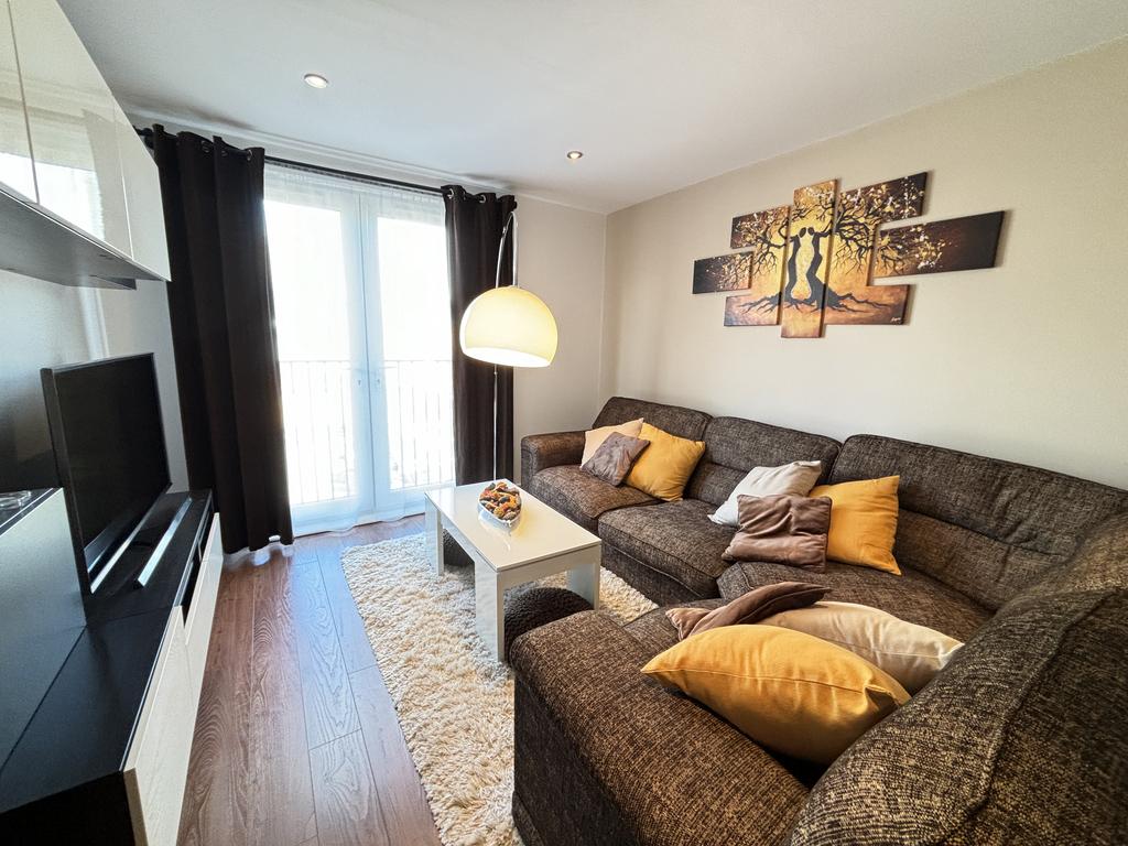 4 th floor sophisticated apartment in attractive l