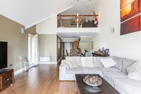 2 bedroom penthouse for sale, Wray Common Road, Reigate