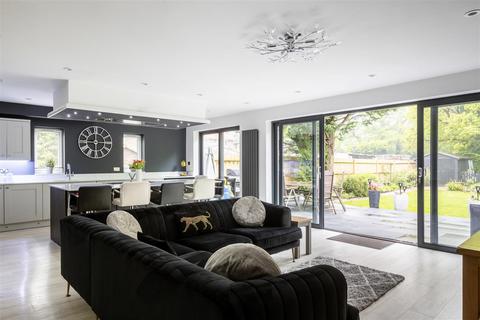 5 bedroom detached house for sale, Tudor Close, Smallfield