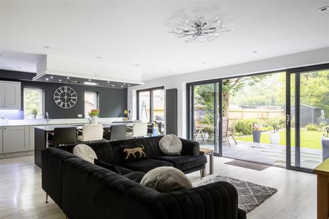 1 Tudor Close, Smallfield, Horley, RH6 9NH