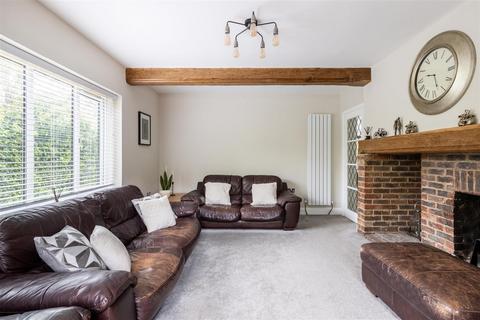 1 Tudor Close, Smallfield, Horley, RH6 9NH