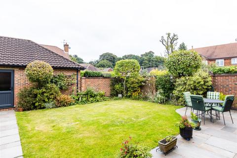 1 Croffets, Tadworth, KT20 5TX