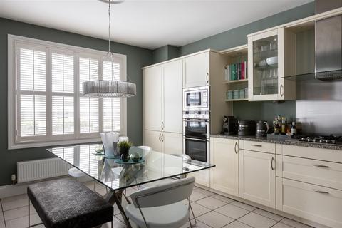 2 bedroom flat for sale, Wray Park Road, Reigate