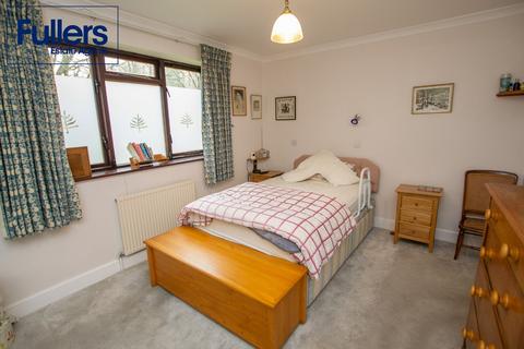 2 bedroom ground floor flat for sale, Brook Park Close, London N21