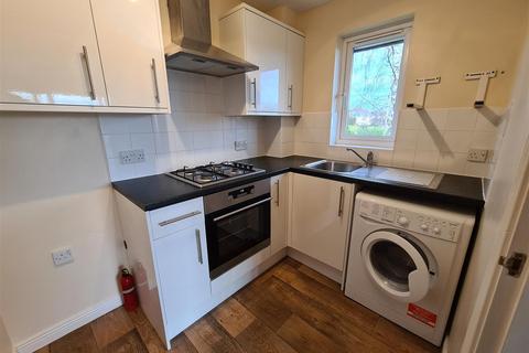 1 bedroom flat to rent, Poplars Court - Near Ash Station