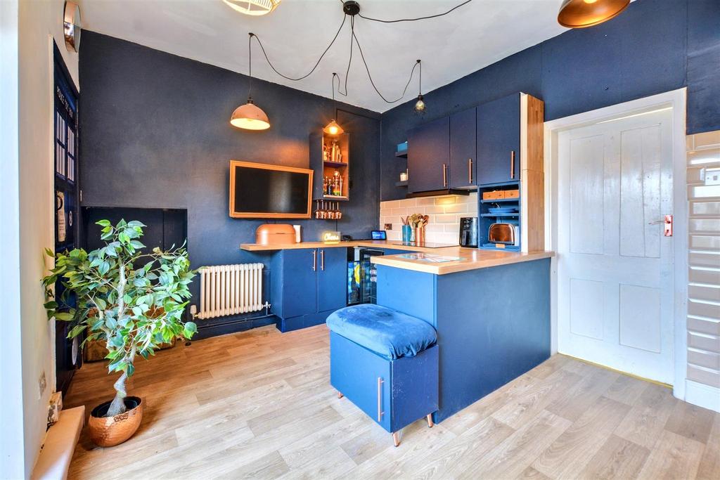 Kitchen 2.jpeg