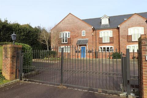 Flat 3, Oakfields, 4 Verney Road, Winslow, Buckingham, MK18 3BL