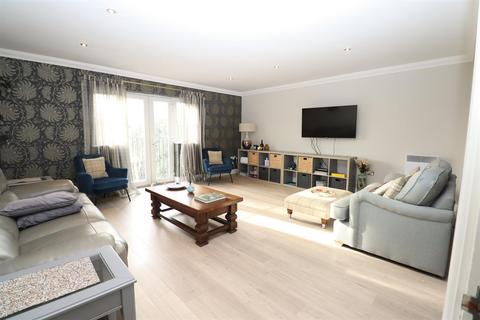 Flat 3, Oakfields, 4 Verney Road, Winslow, Buckingham, MK18 3BL