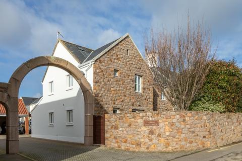 4 bedroom semi-detached house to rent, 15  Le Clos du Pressoir, St. Saviour, Jersey