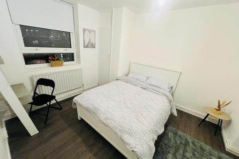 1 bedroom in a flat share to rent, Brabazon Street, London E14