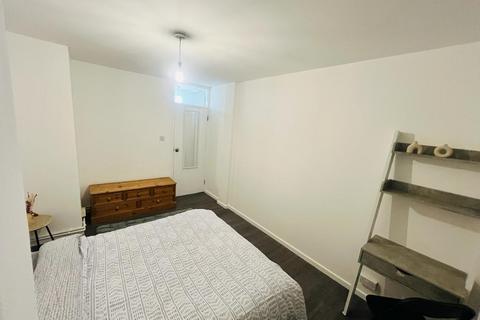 1 bedroom in a flat share to rent, Brabazon Street, London E14