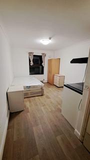 Studio to rent, Ickenham Road, Ruislip HA4