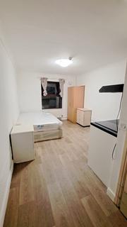 Studio to rent, Ickenham Road, Ruislip HA4