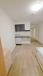 Studio to rent, Ickenham Road, Ruislip HA4