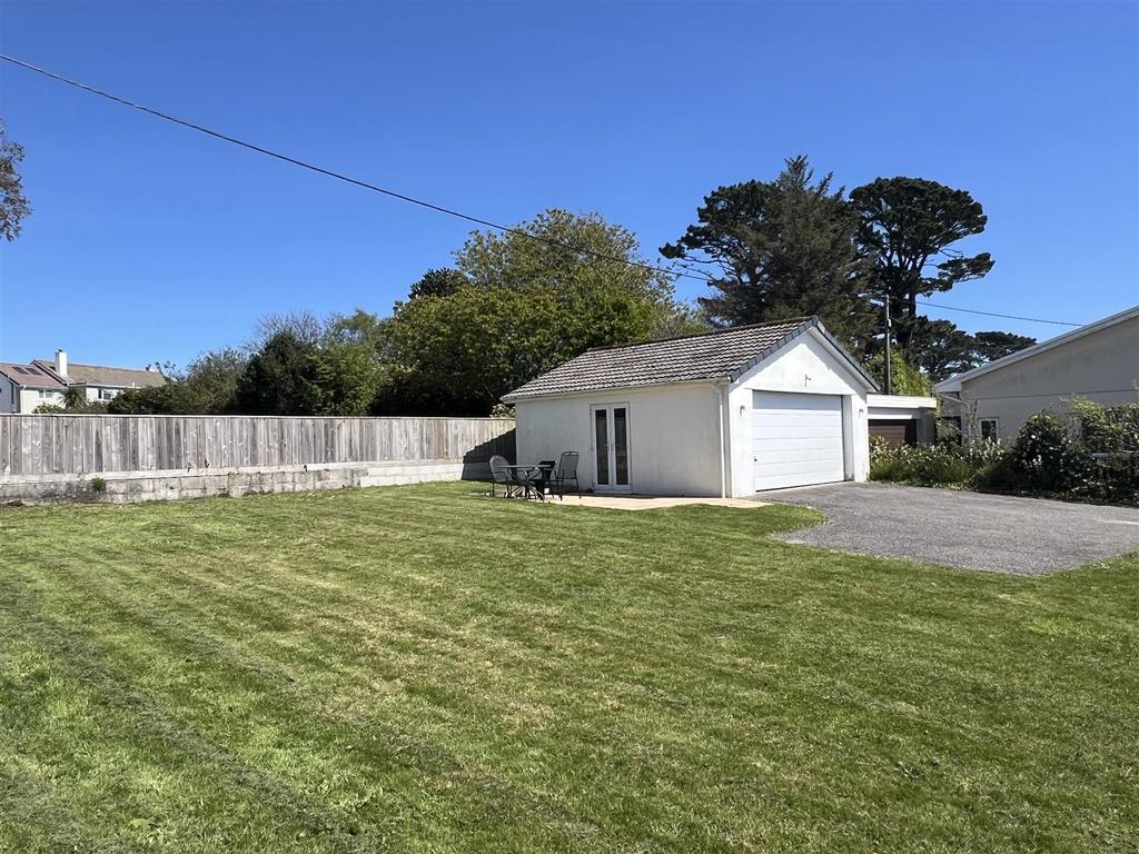 Detached Garage: