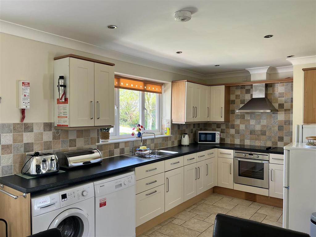 Kitchen Area: