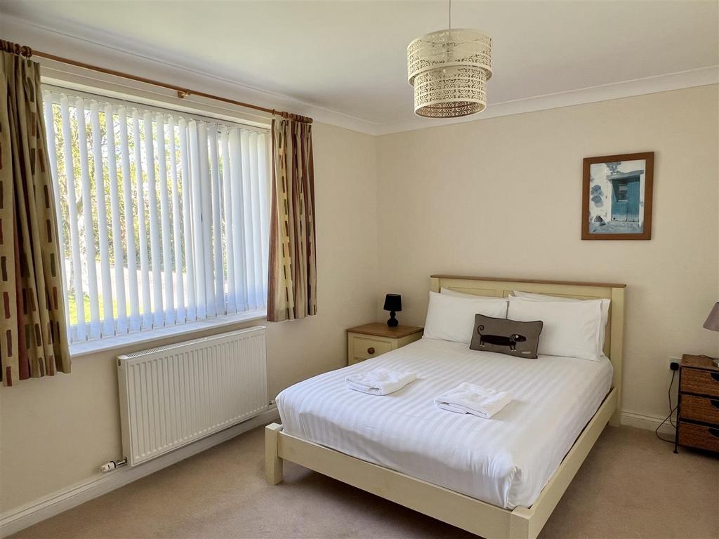 Double Bedroom: