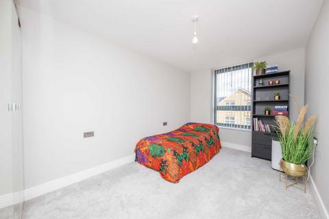 2 bedroom flat to rent, Antoinette Close, Kingston Upon Thames KT1