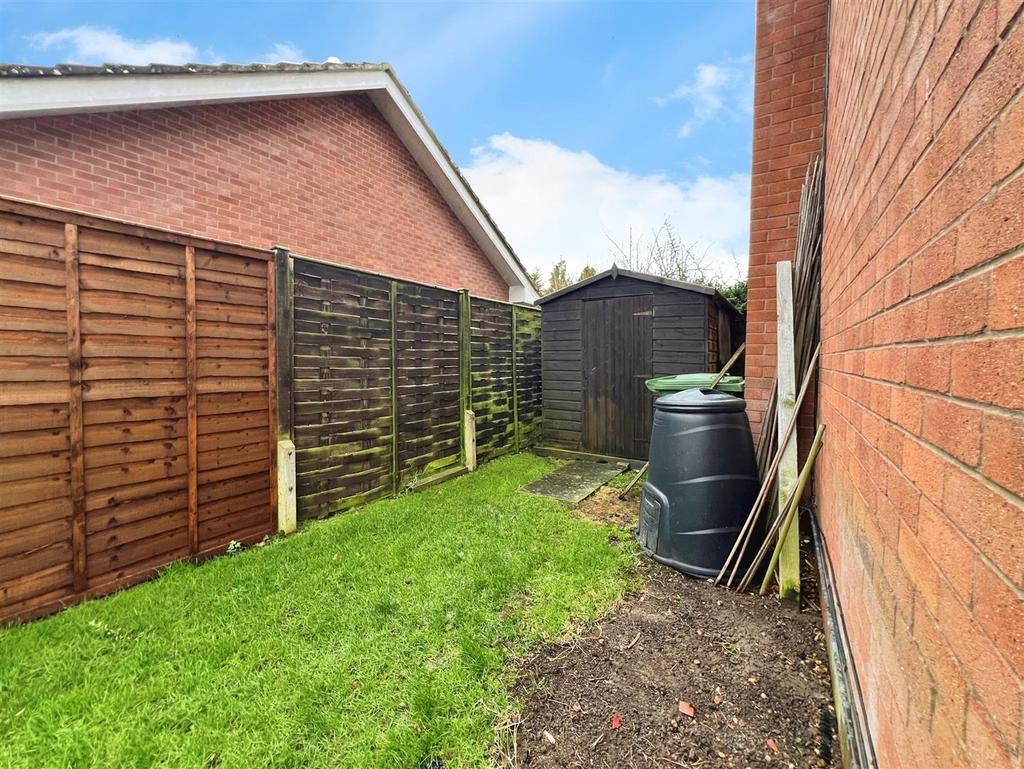 C3891dff-side 20garden.jpg