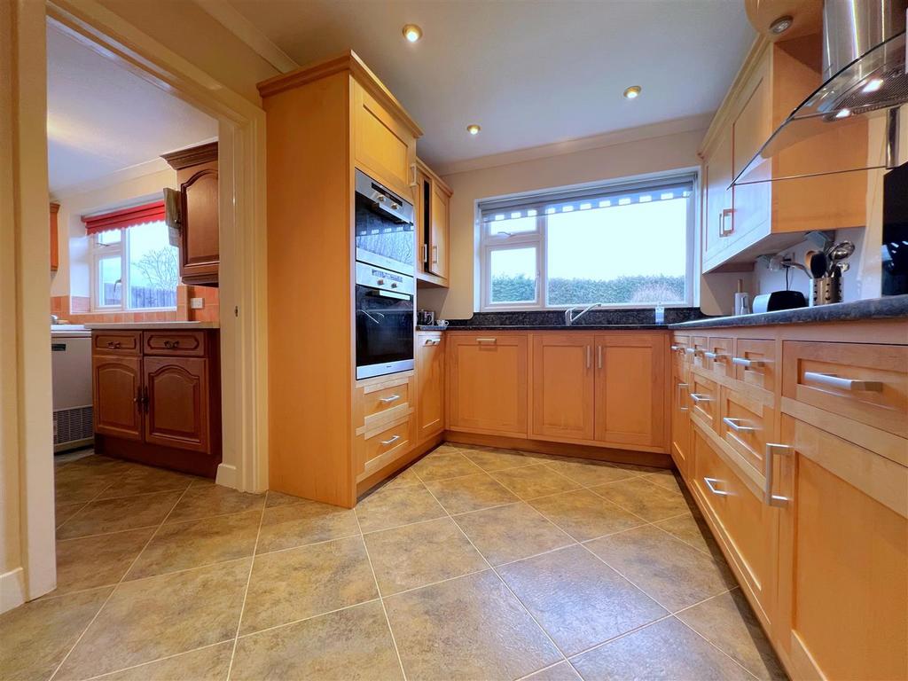 Kitchen 2.jpg