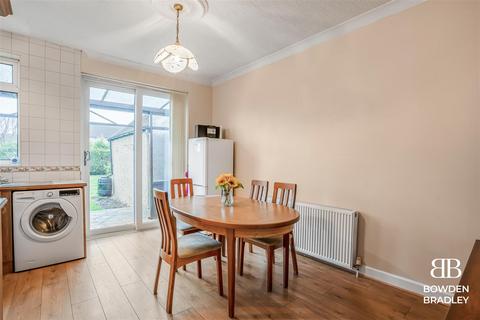 2 bedroom bungalow for sale, Lime Grove, Hainault