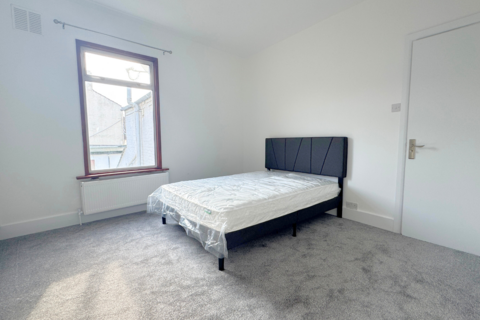 1 bedroom in a house share to rent, Conway Road, London