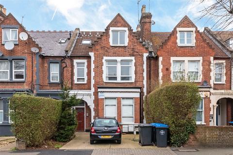 Studio to rent, Grosvenor Gardens, Willesden Green, London, NW2