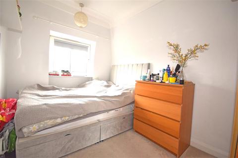 2 bedroom apartment to rent, Lebanon Court, Twickenham